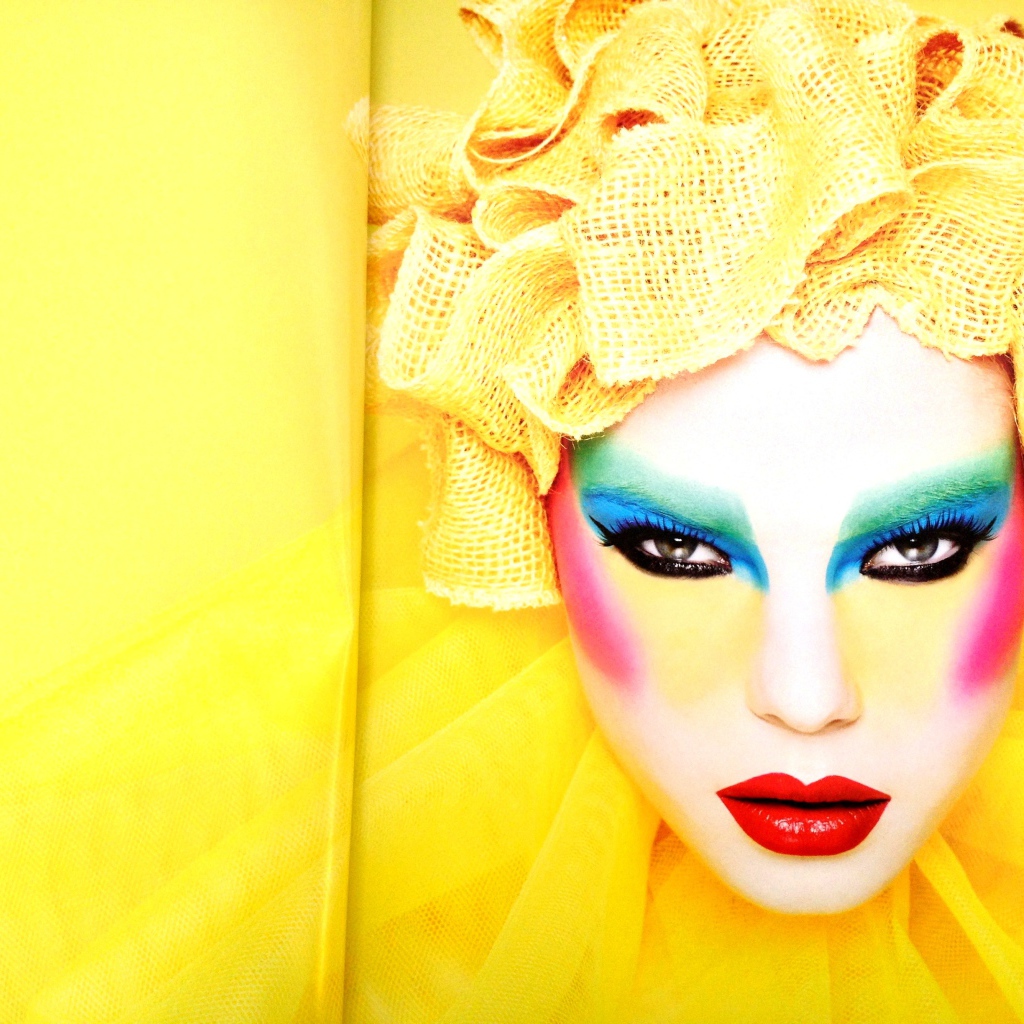 Фотография яркой девушки