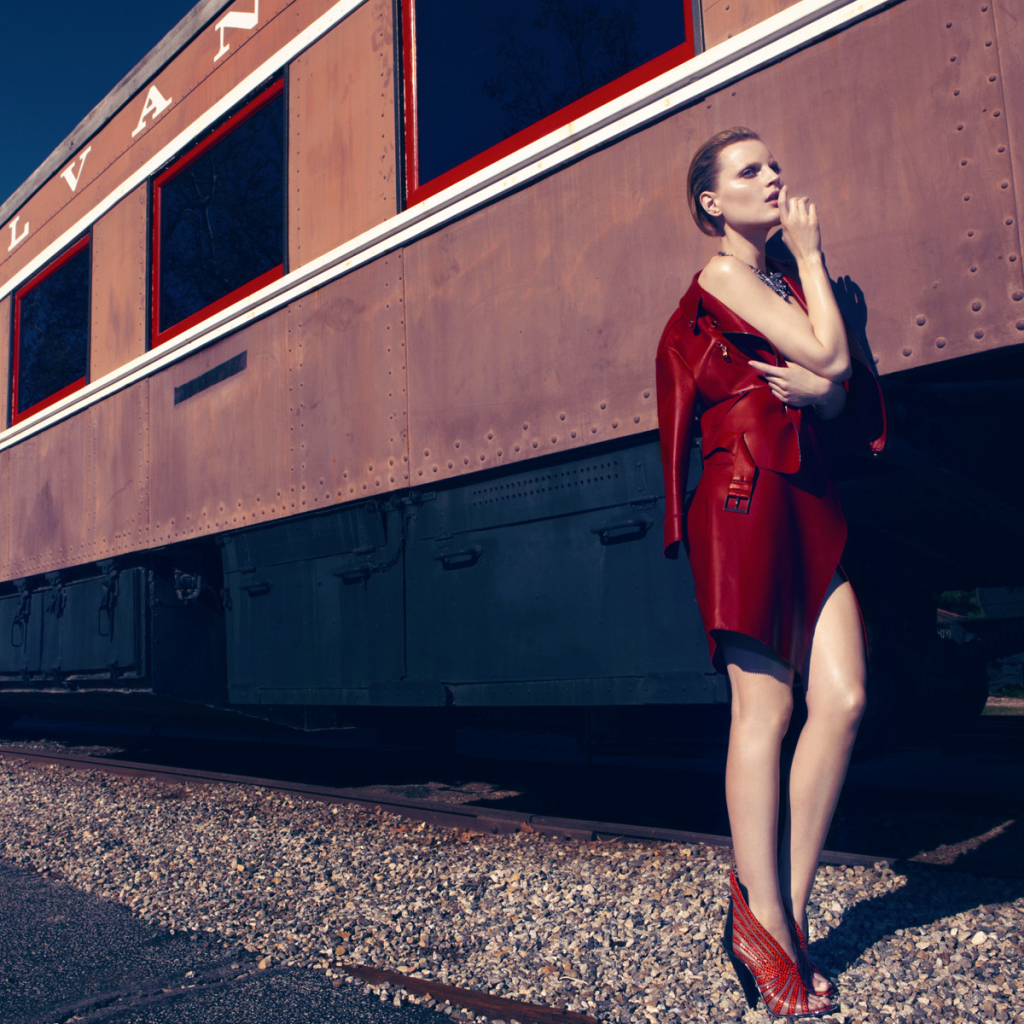 Фотография девушки на фоне поезда