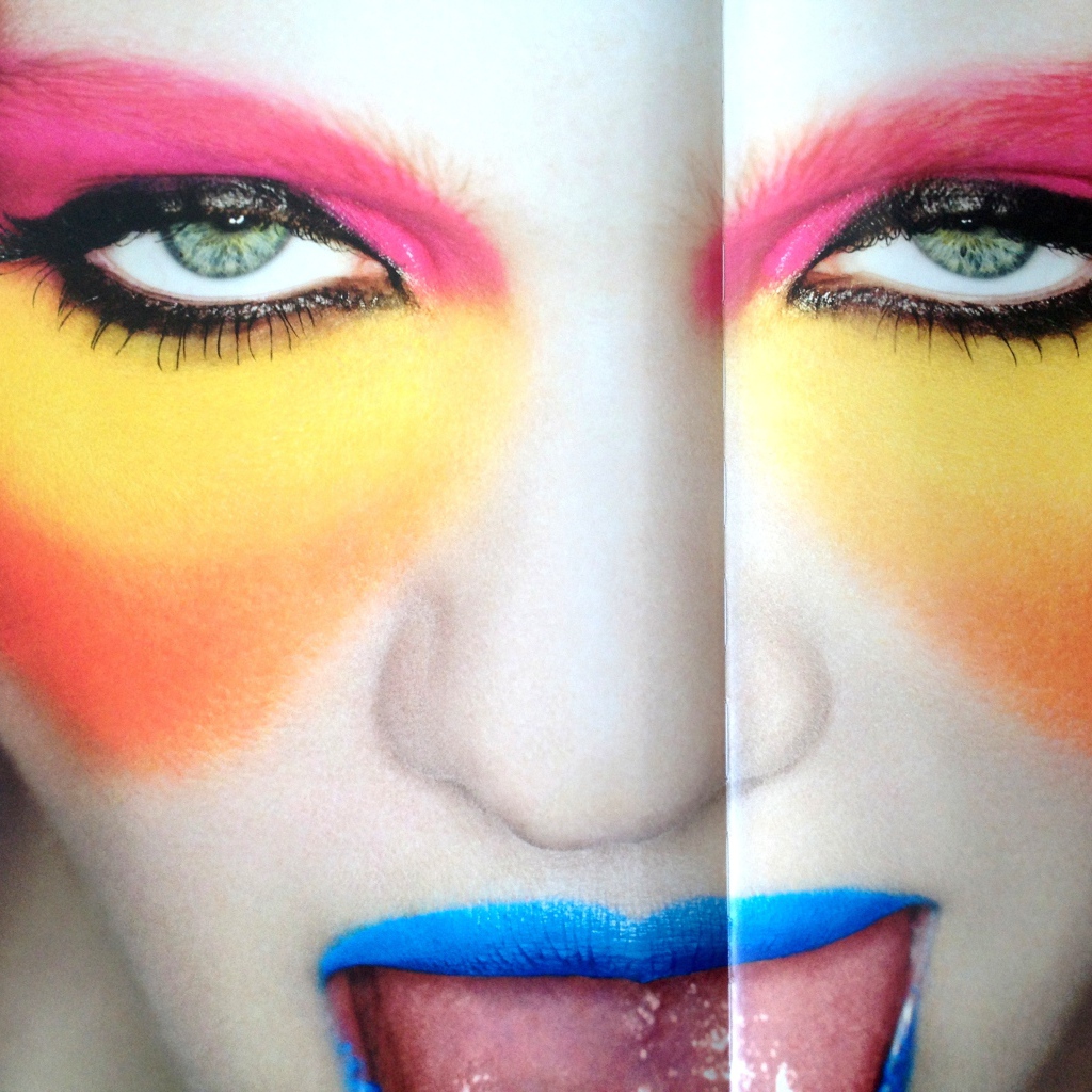 Фотография девушки с ярким макияжем