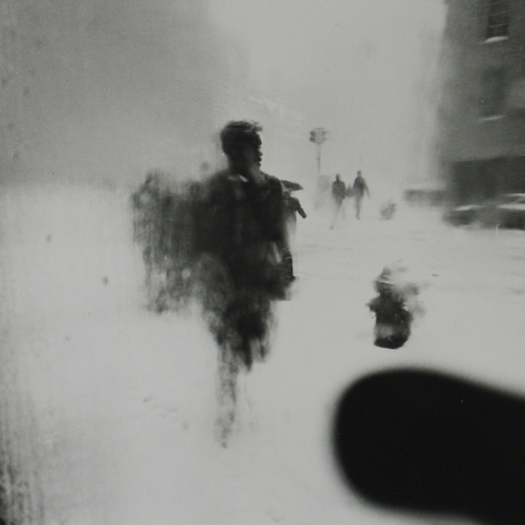 Фотография людей в заснеженном городе