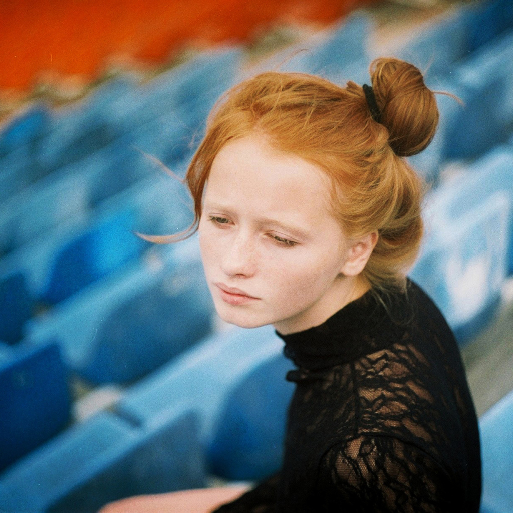 Фотография рыжей девушки в чёрном платье