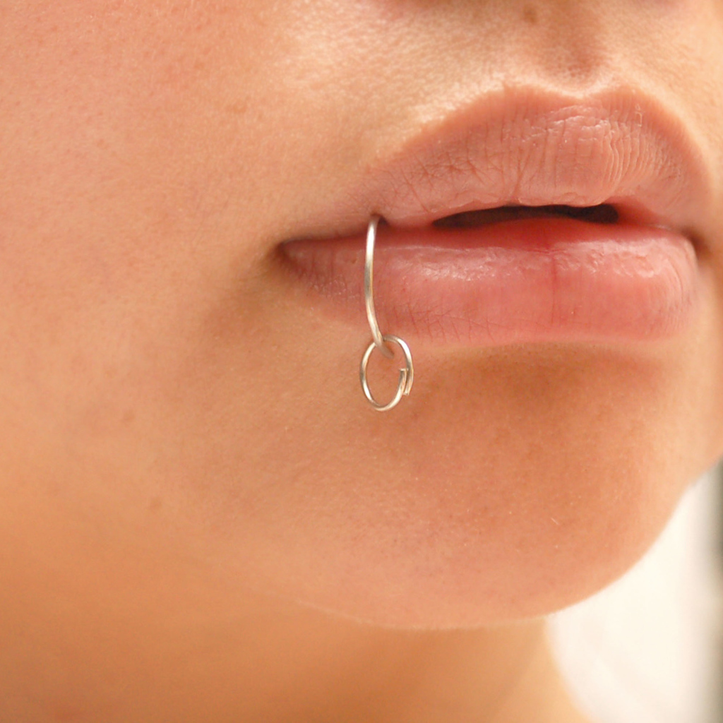 Пирсинг в губе у девушки