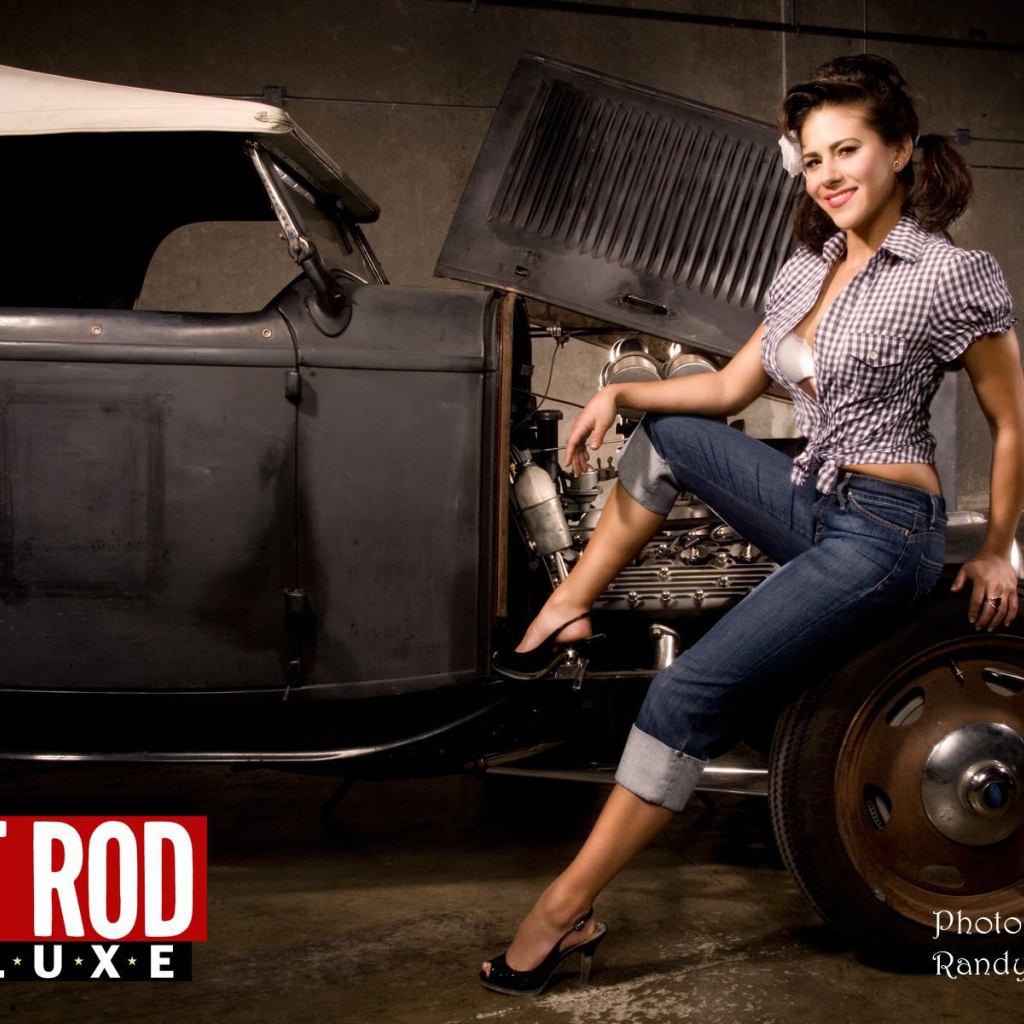 Пин Ап девушка возле классического авто
