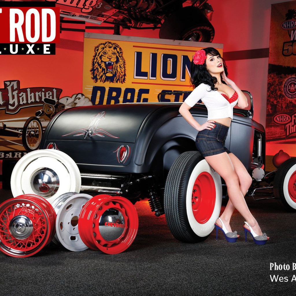 Пин Ап девушка возле ретро автомобиля
