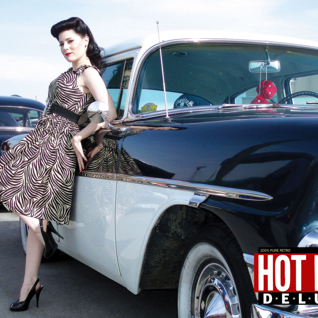 Пин Ап девушка возле ретро автомобиля из прошлого