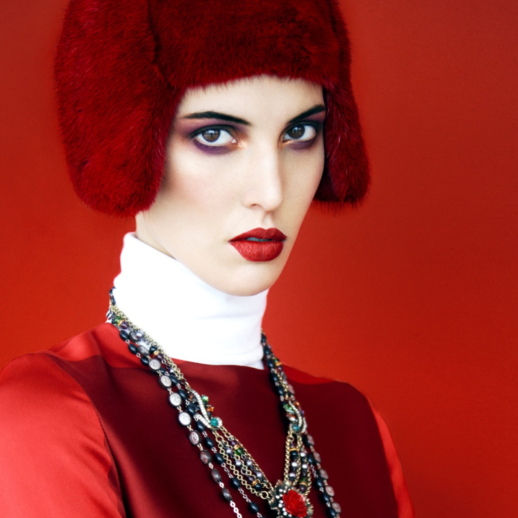 Портрет девушки в красном