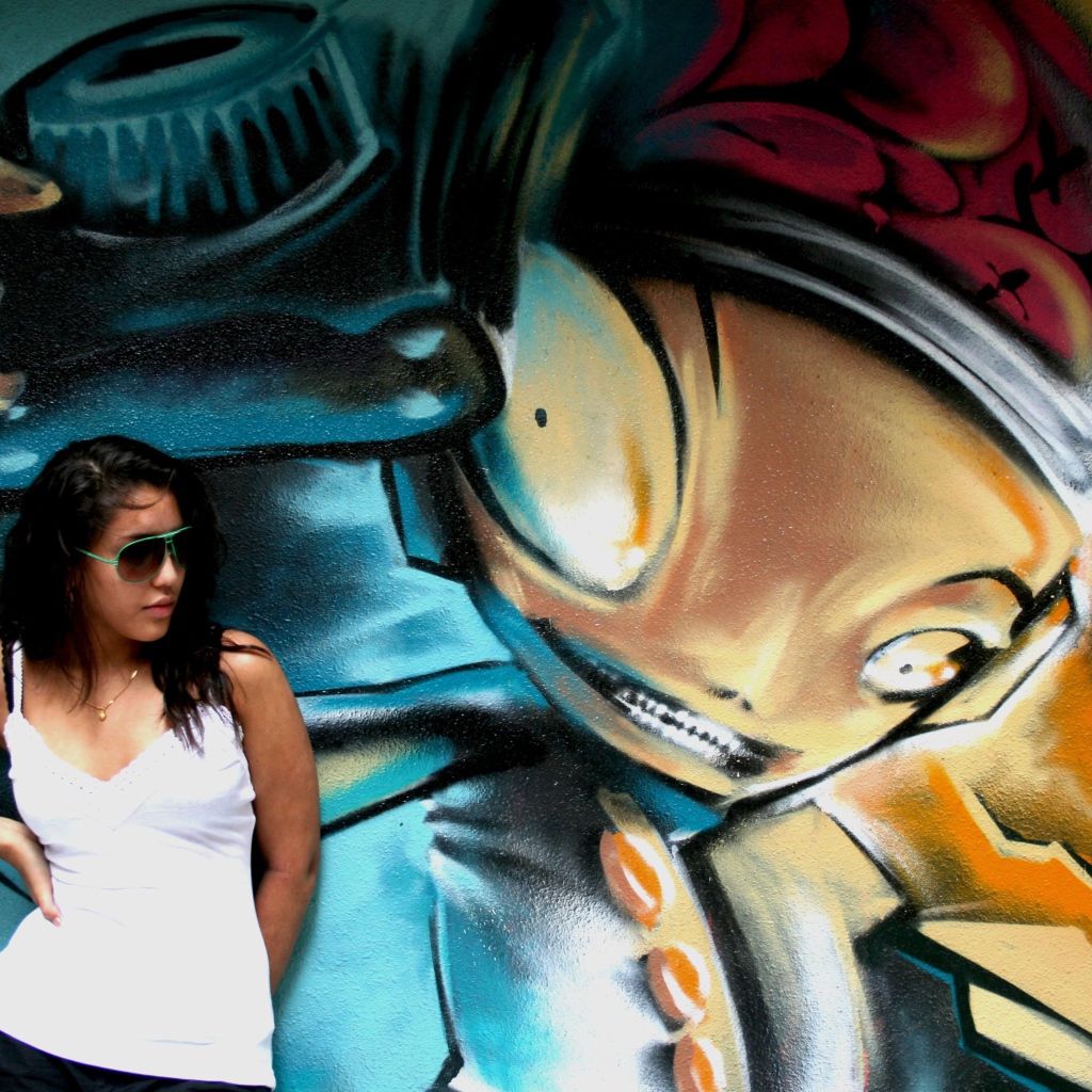 Красивая девушка и яркое граффити