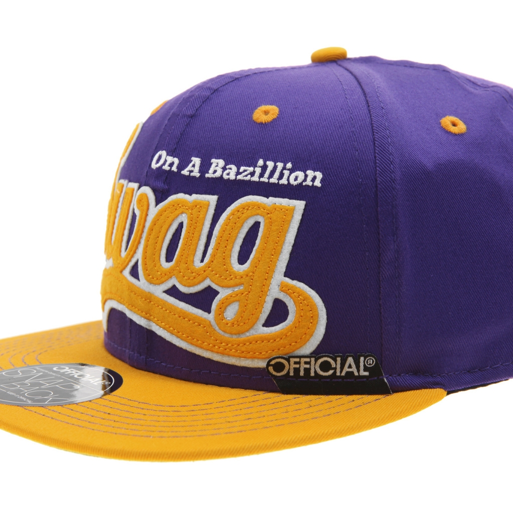 Фиолетовая кепка swag на белом фоне