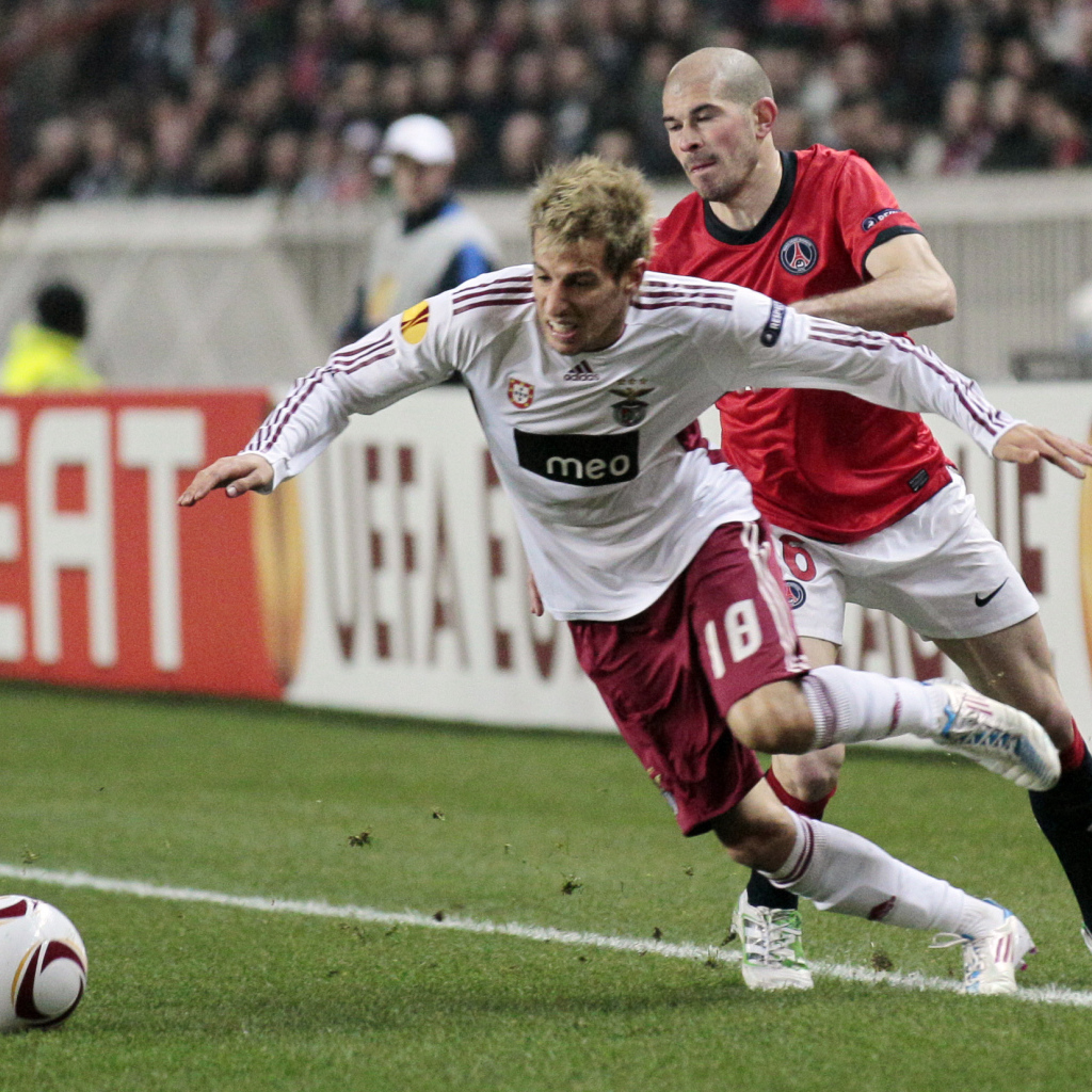 Реал Мадрид Фабиу Коэнтрау борется за мяч