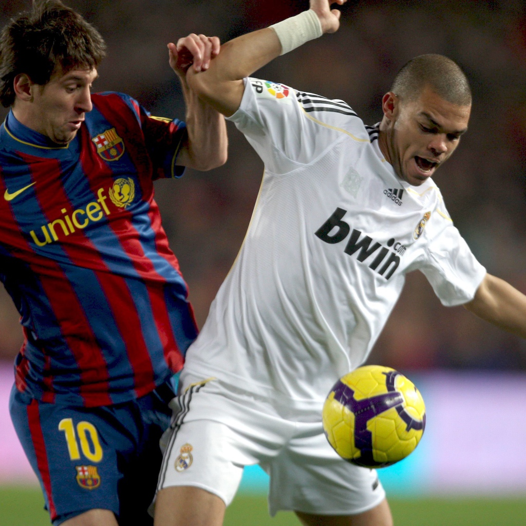 Реал Мадрид Пепе борется за мяч