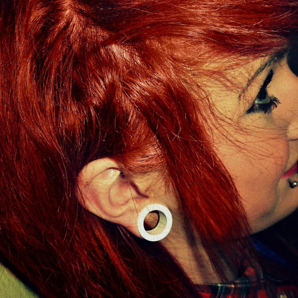 Девушка рыжеволосая с пирсингом в губе