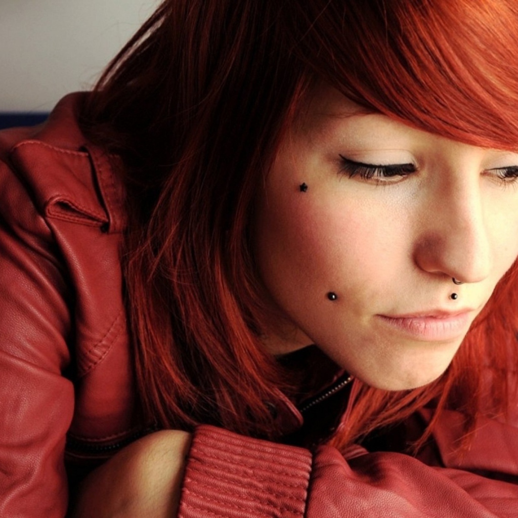 Девушка рыжеволосая с пирсингом на лице