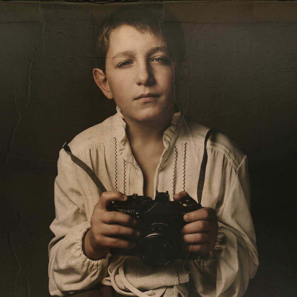 Селфи молодого фотографа с фотоаппаратом Зенит