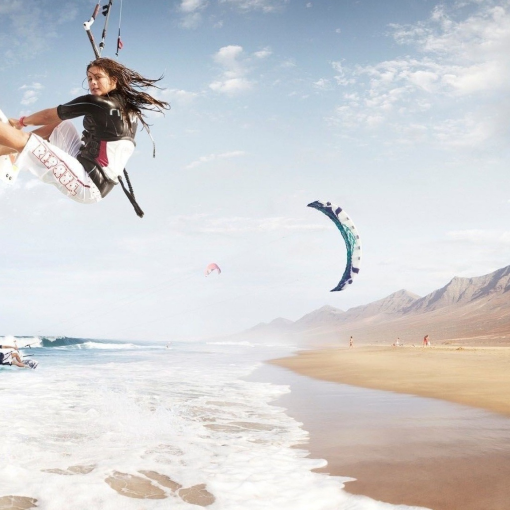 Спортивные девушки на фоне гор