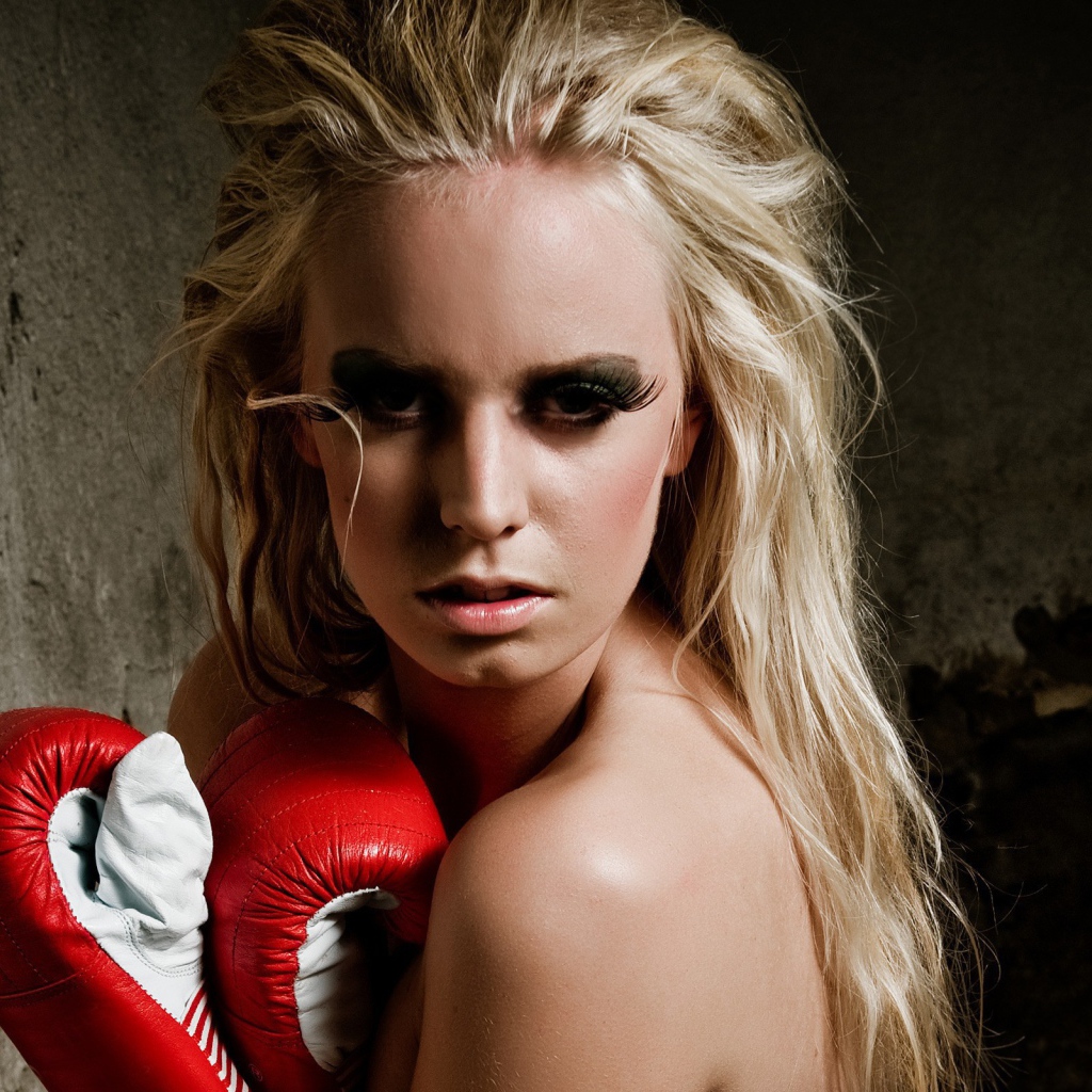 Спортивная девушка в боксерских перчатках