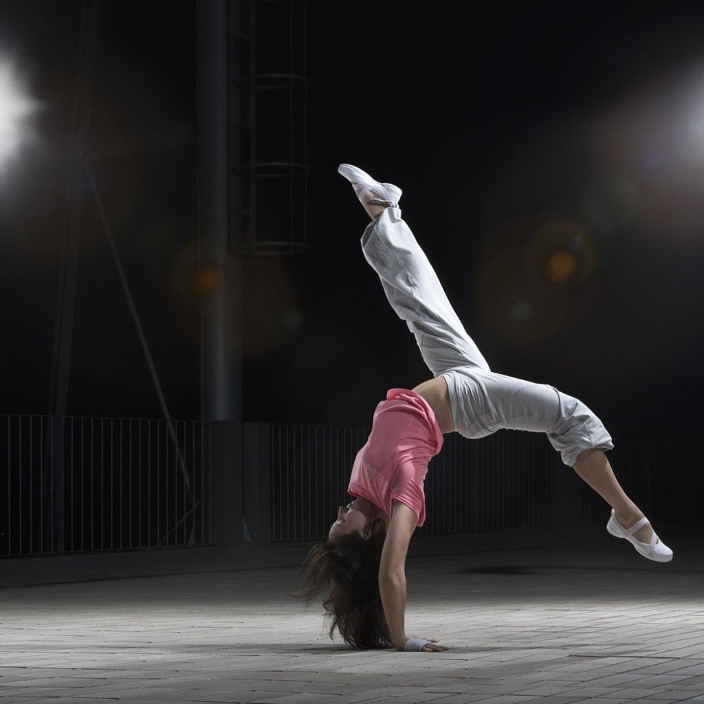 Спортивная девушка в розовом топике