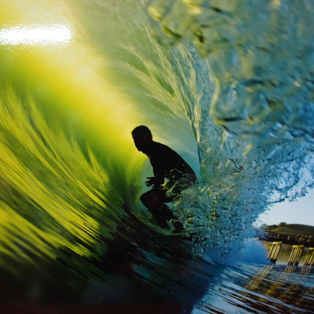 Сёрфер на волне