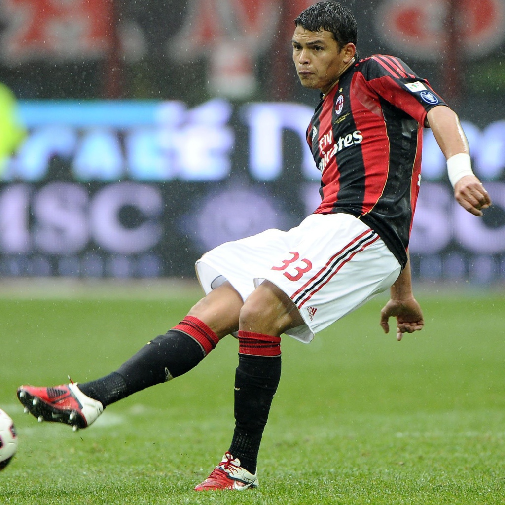 Лучший игрок ПСЖ Тиаго Силва наносит удар по мячу