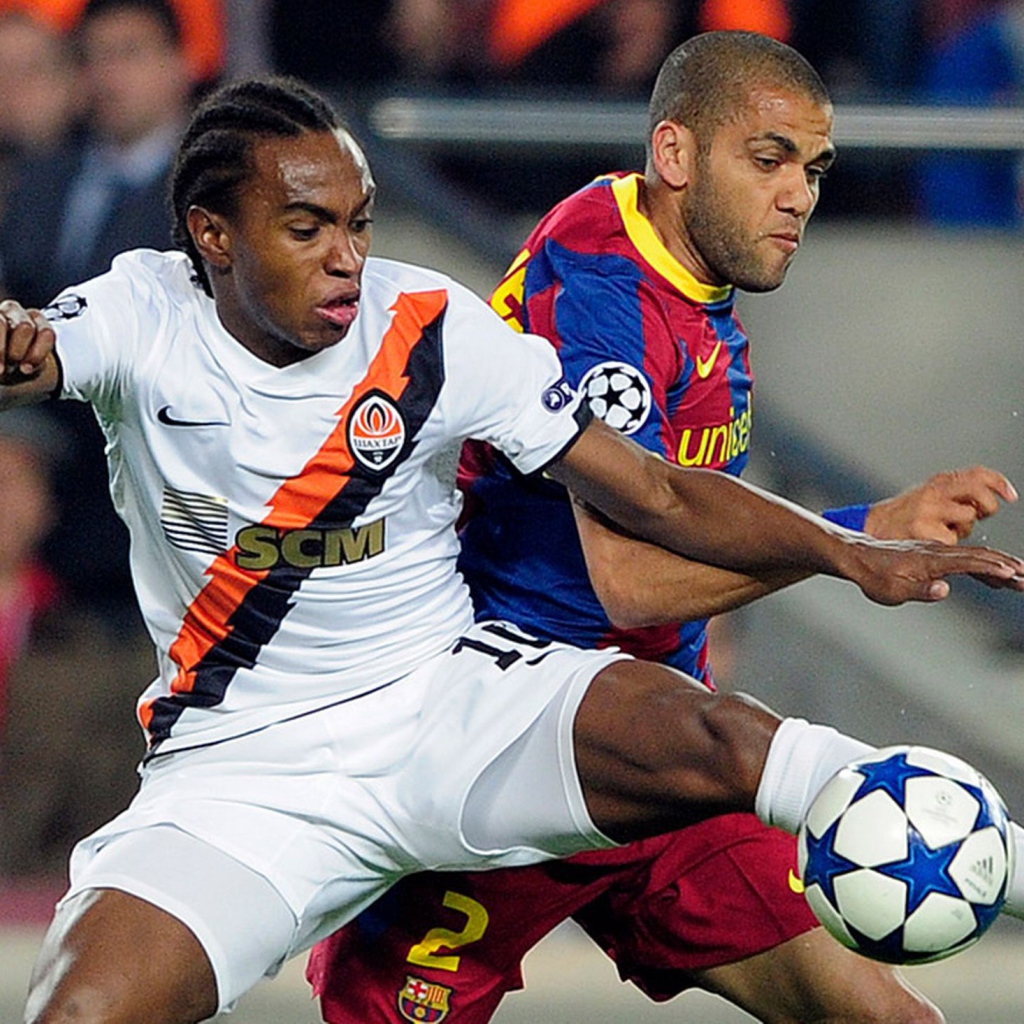 Защитник Барселоны Даниэл Алвес борется за мяч