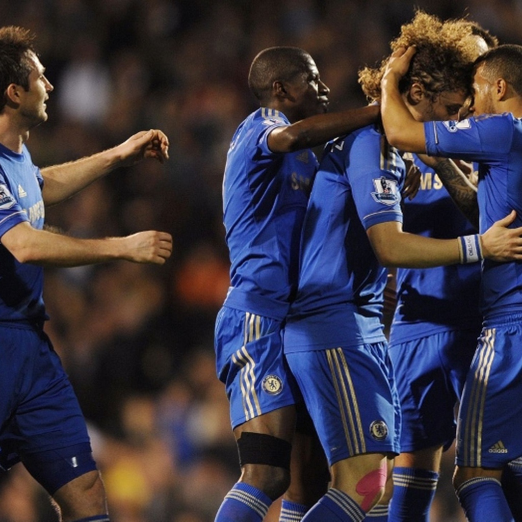 Защитник Челси Давид Луис и его команды