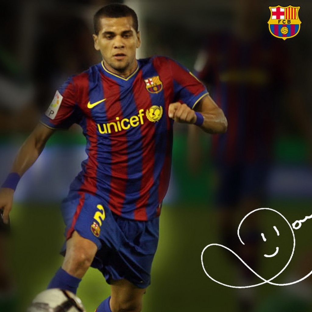 Защищающийся игрок Барселоны Даниэл Алвес