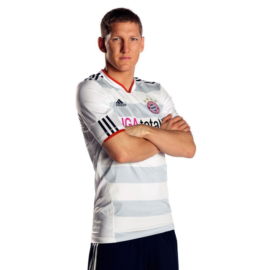  Футболист Баварии Бастиана Швайнштайгера на белом фоне
