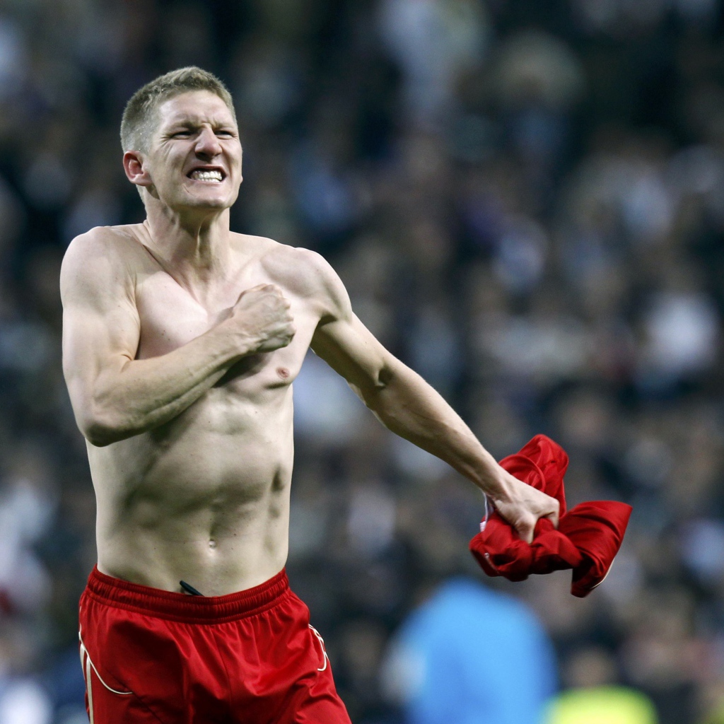 Футболист Баварии Бастиан Швайнштайгер без футболки