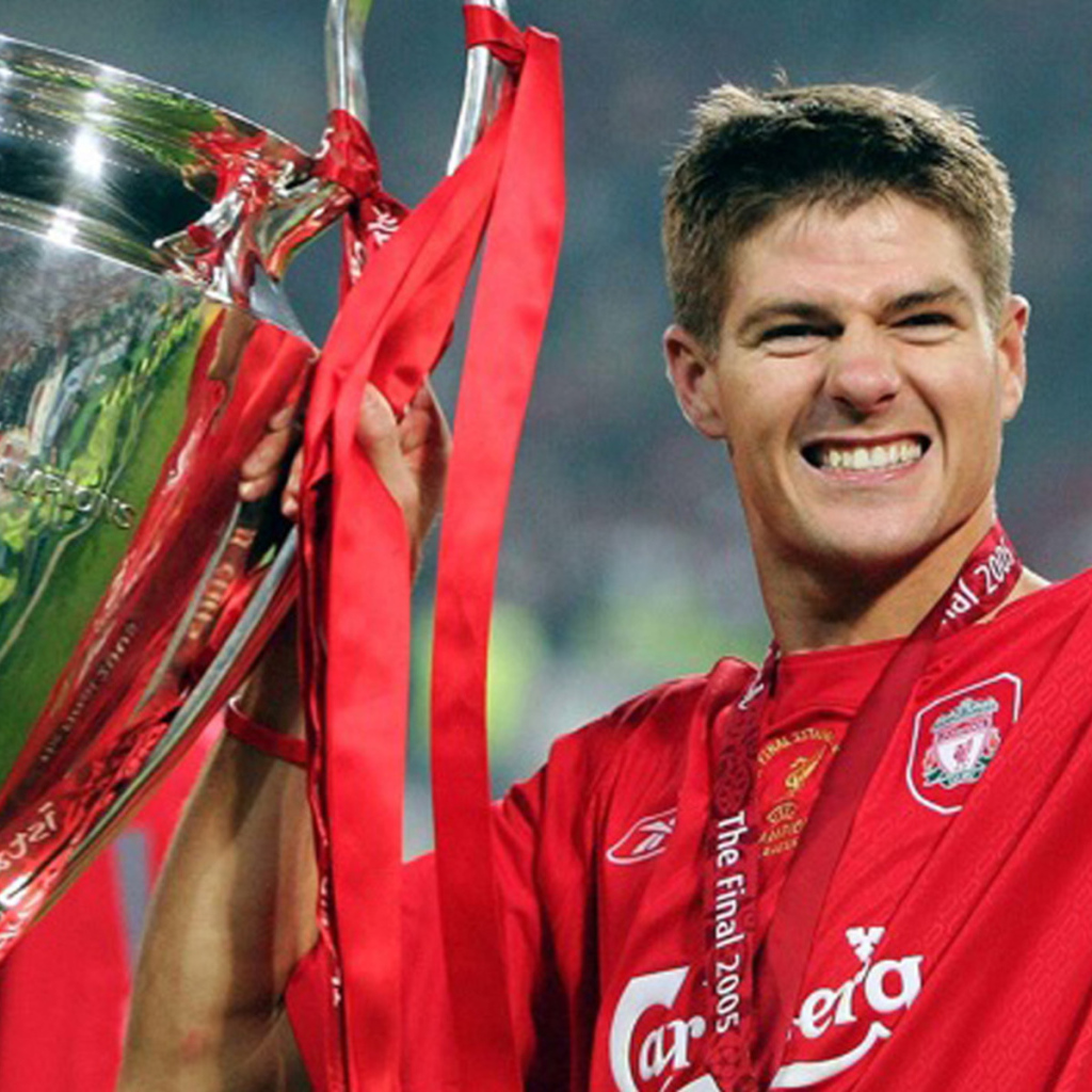 Футболист Ливерпуля Стивен Джеррард со своим собственным трофеем