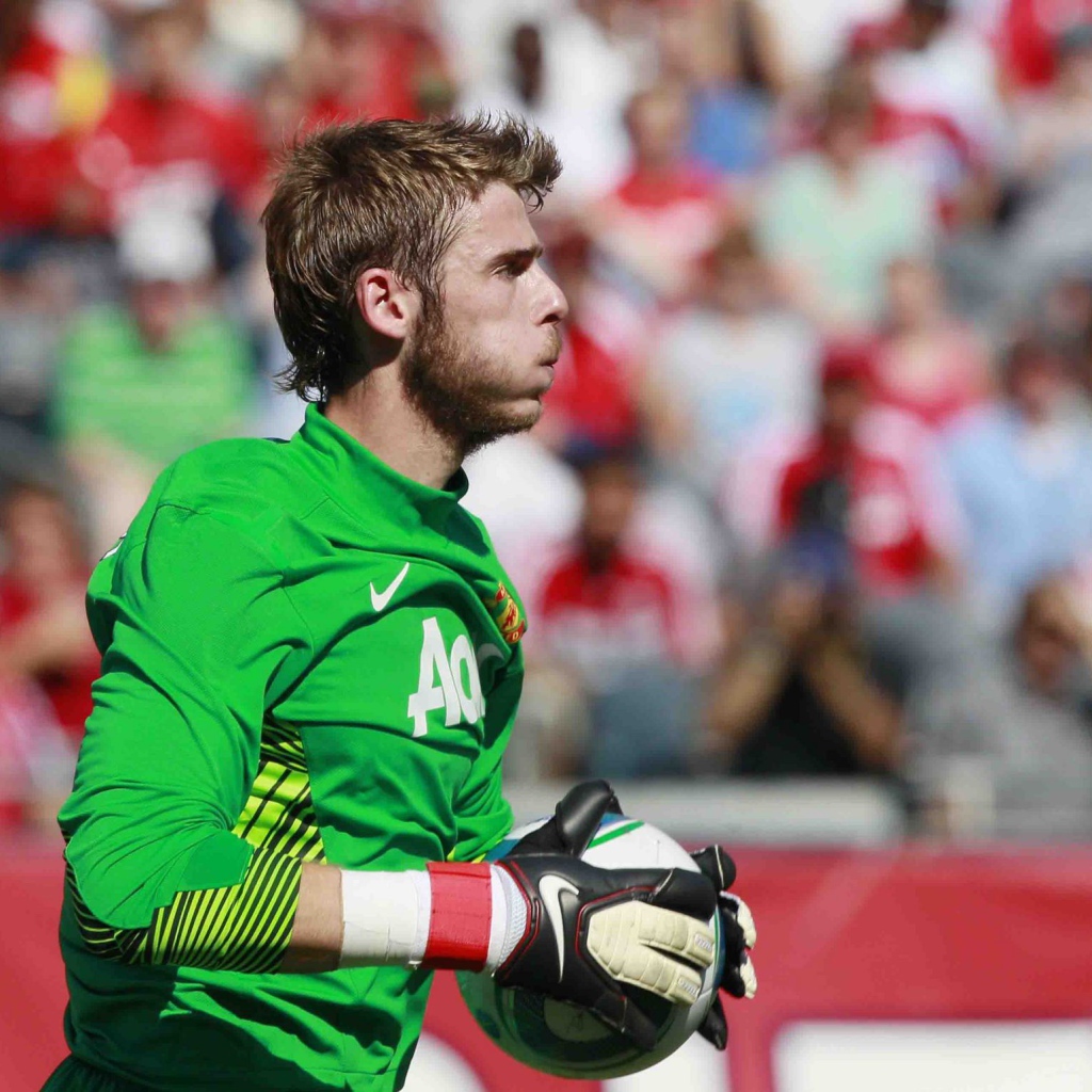 Футболист Манчестер Юнайтед Давид Де Хеа держит мяч