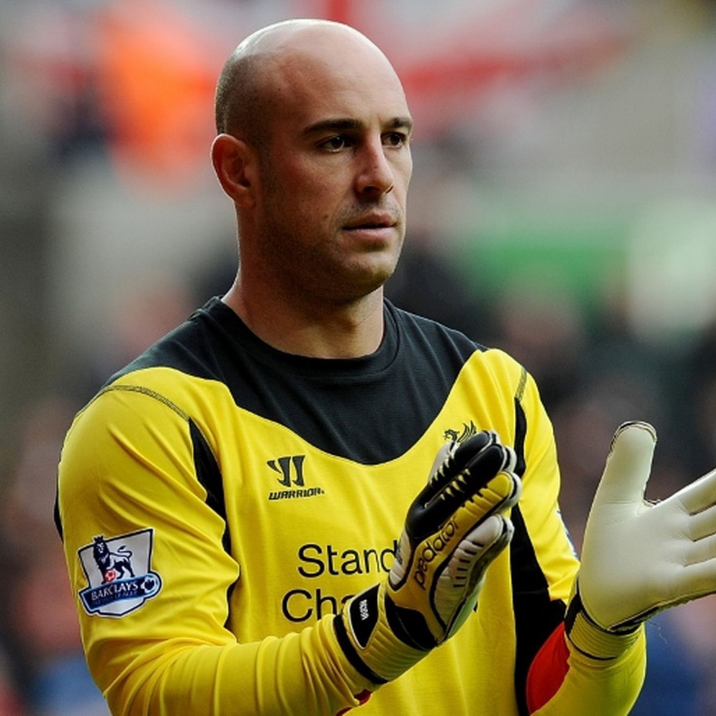 Футболист Наполи Пепе Рейна аплодирует