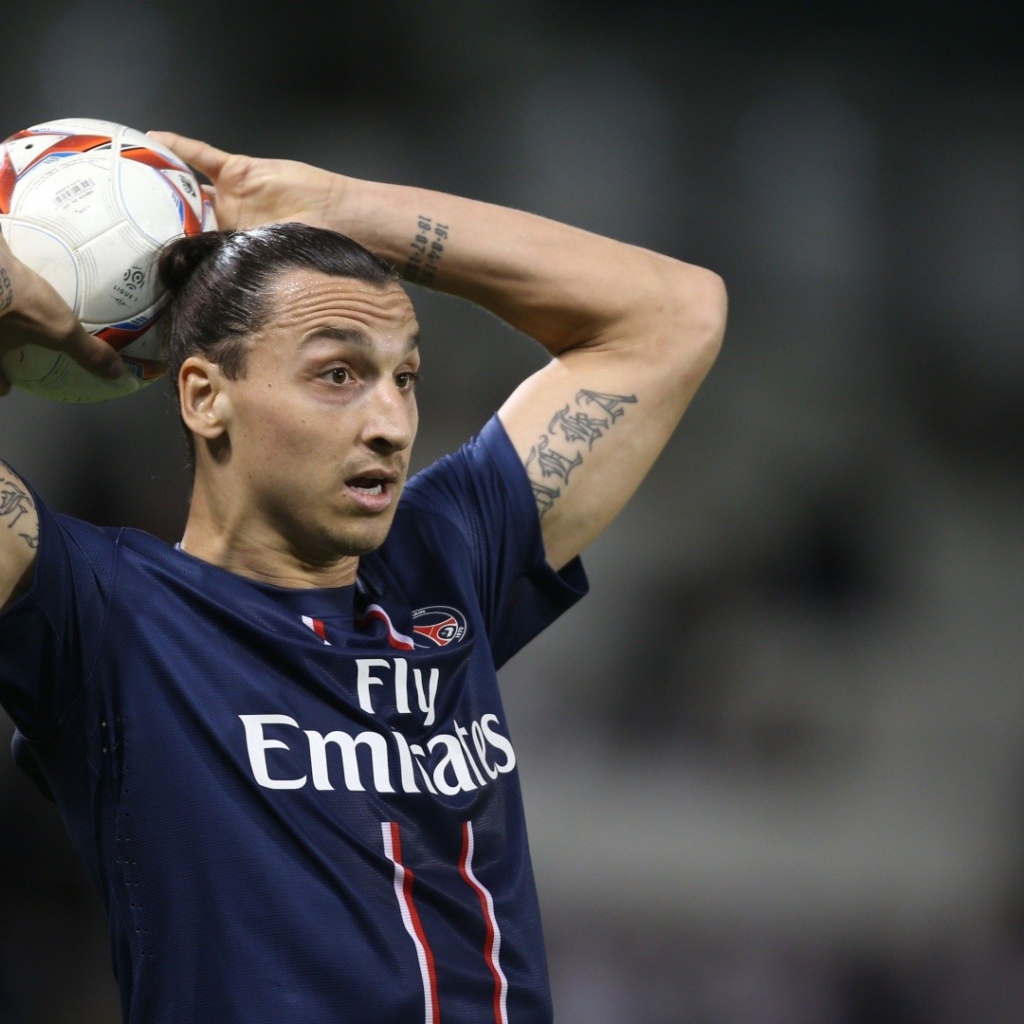 Футболист ПСЖ Златан Ибрагимович бросает мяч