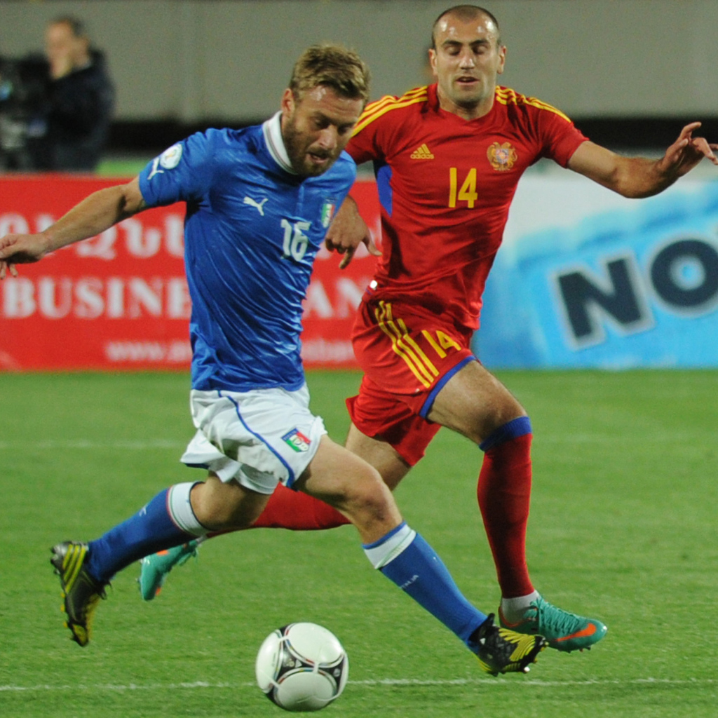  Нападающий московского Спартака Юра Мовсисян