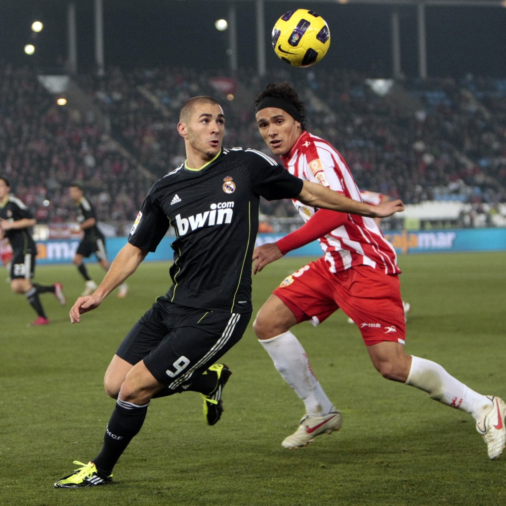  Нападающий Реал Мадриа Карим Бензема борется за мяч