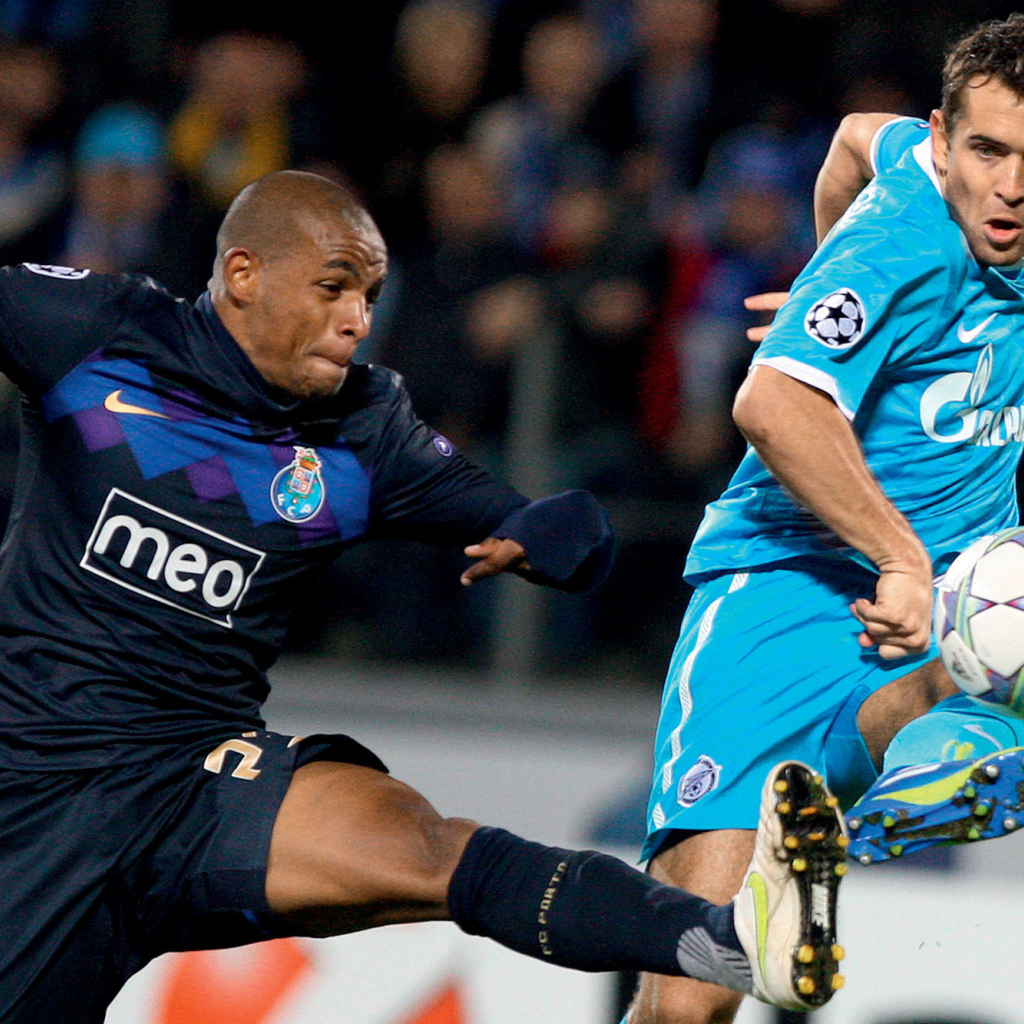 Нападающий Зенита Александр Кержаков борется за мяч