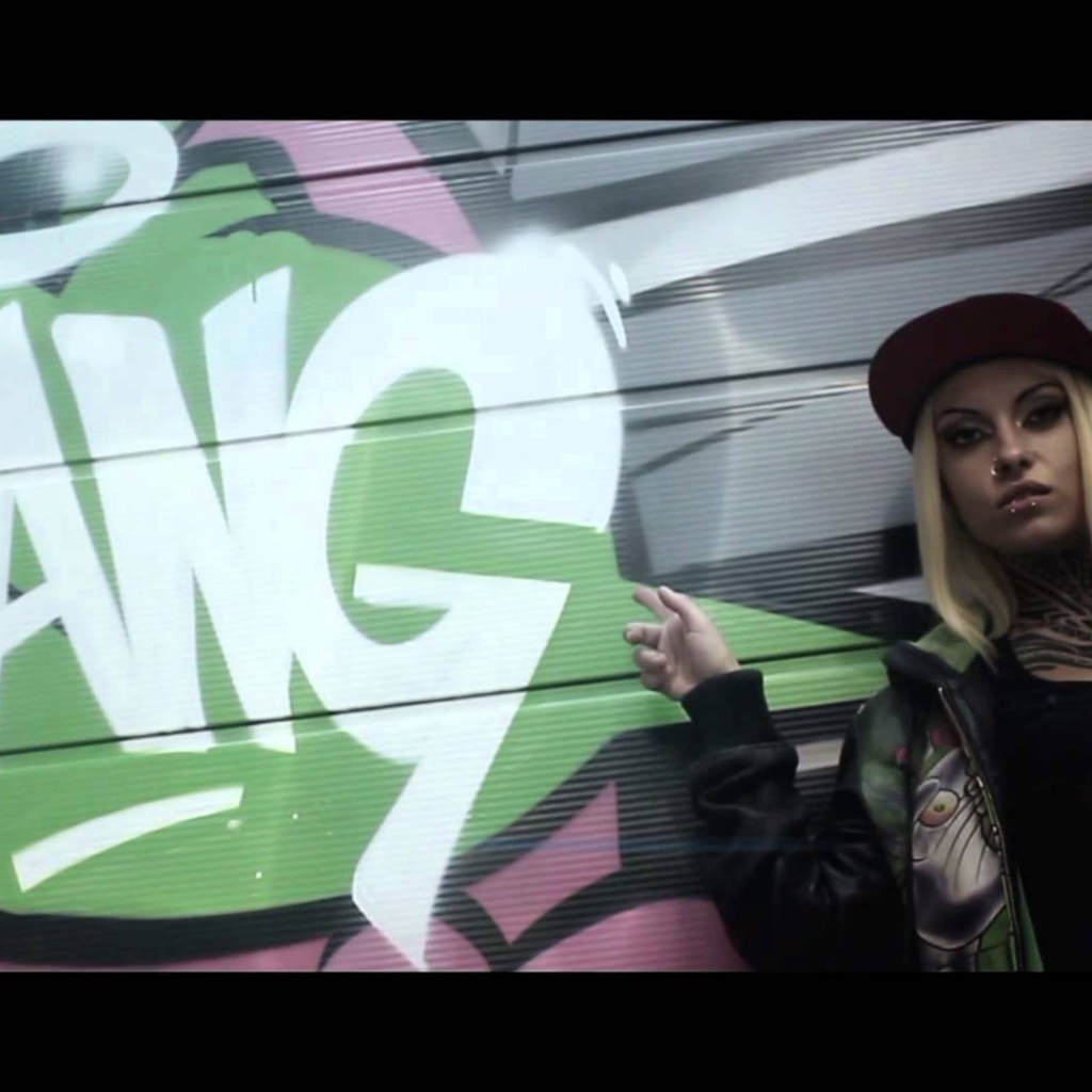 Девушка и надпись на стене Bang, swag