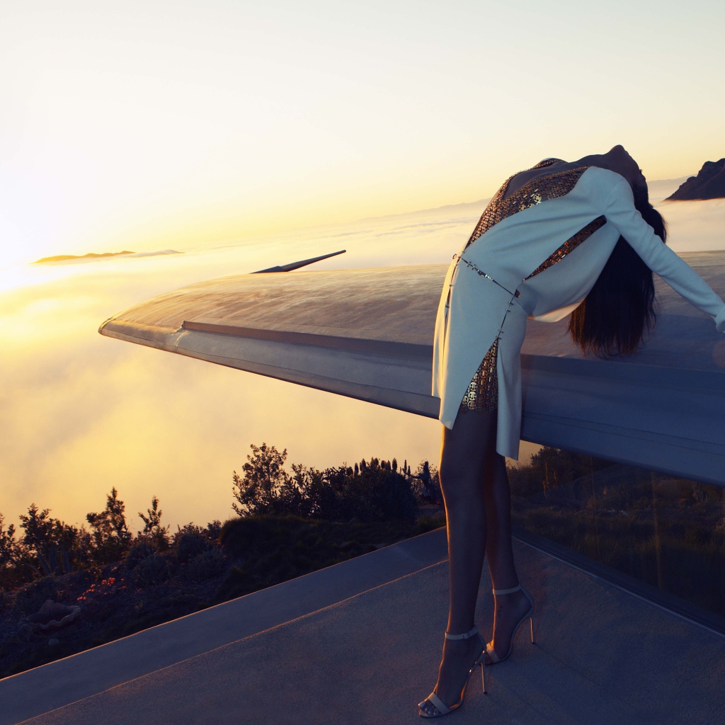 Девушка на крыше дома