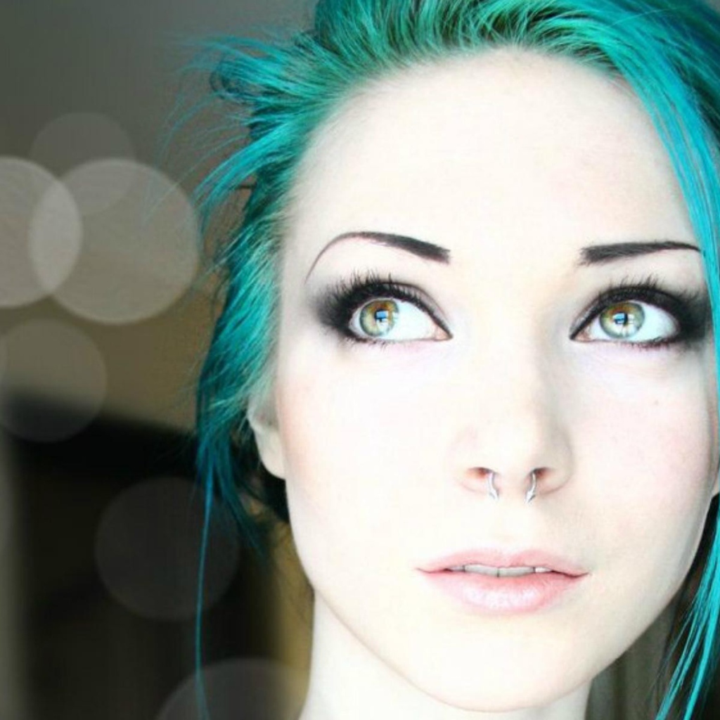 Девушка с голубым волосами и пирсингом в носу