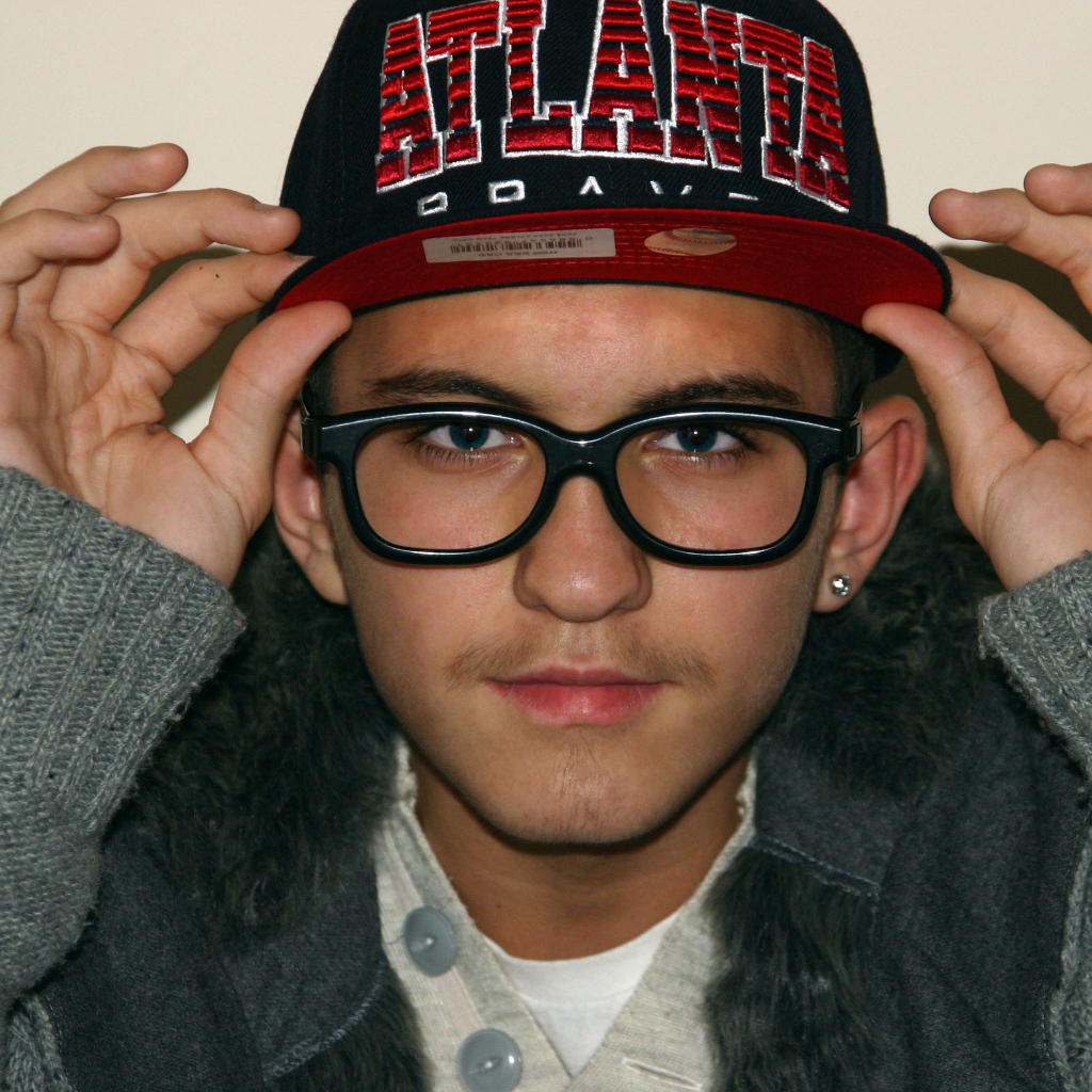 Парень в кепке atlanta, swag