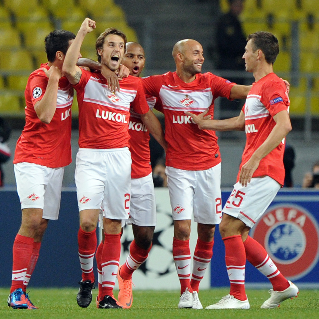 Полузащитник Спартака Дмитрий Комбаров и его команда