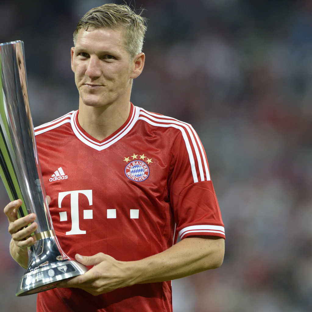 Полузащитник Баварии Бастиан Швайнштайгер со своим трофеем