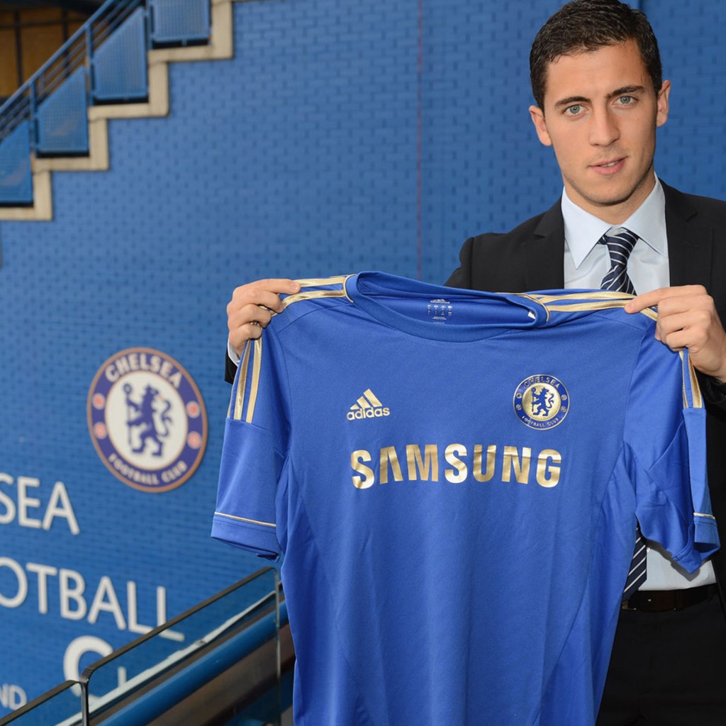  Полузащитник Челси Эден Азар и его новая футболке