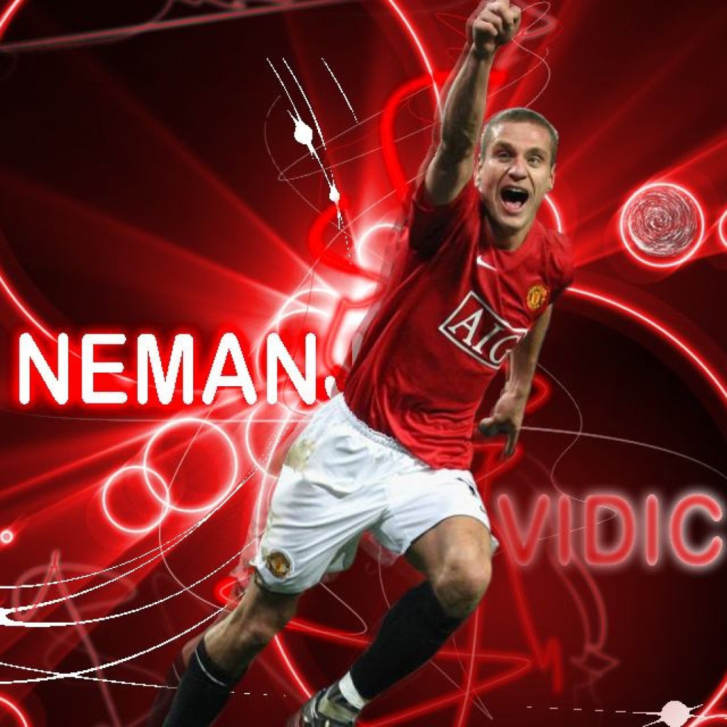  Незаменимый футболист Манчестер Юнайтед Неманья Видич на красном фоне