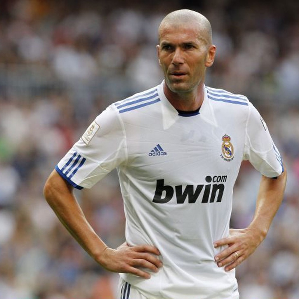 Легенда футбола Зинедин Зидан в одной из своих игр