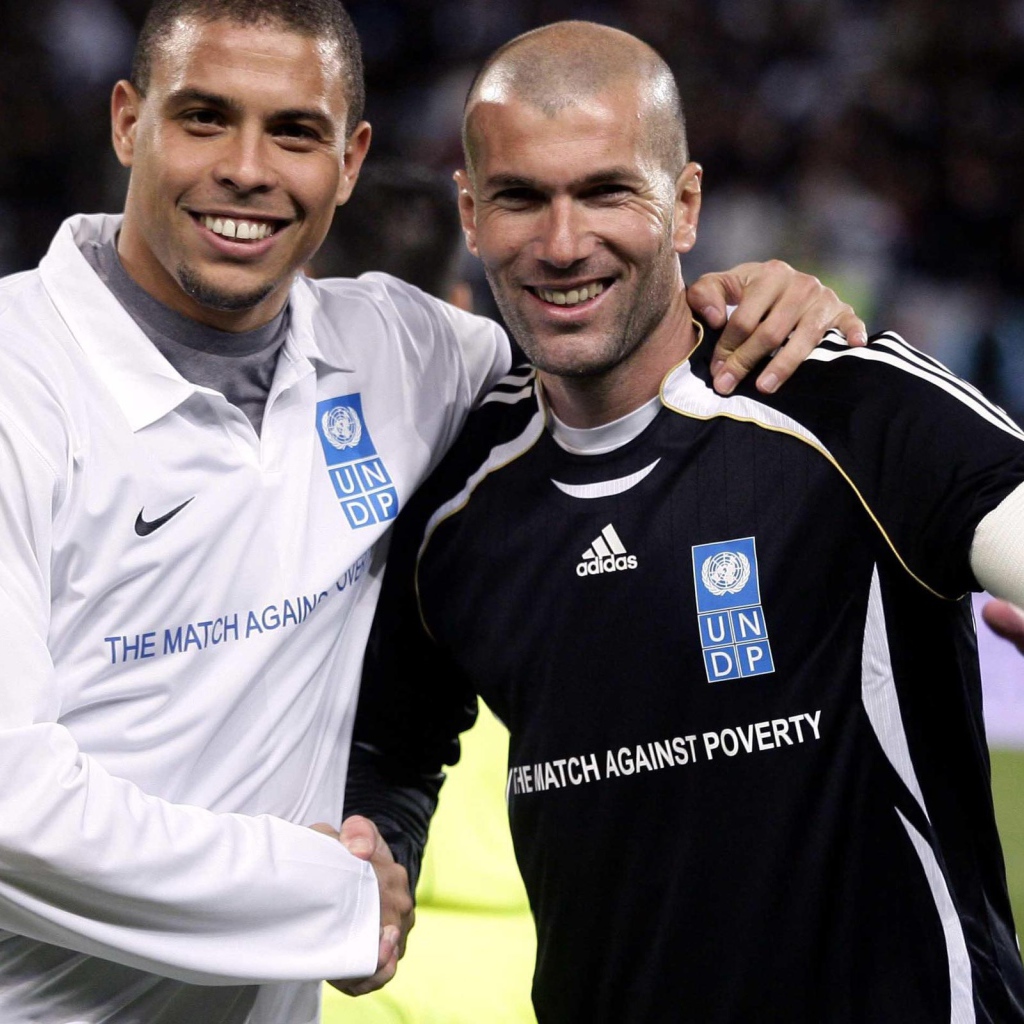  Легенда футбола Зинедин Зидан со своим другом