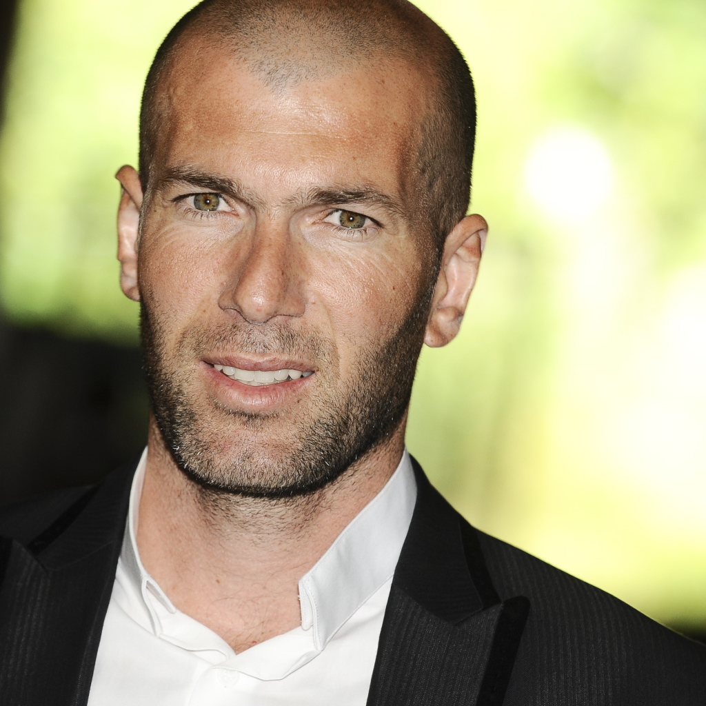 Легенда футбола Зинедин Зидан в костюме