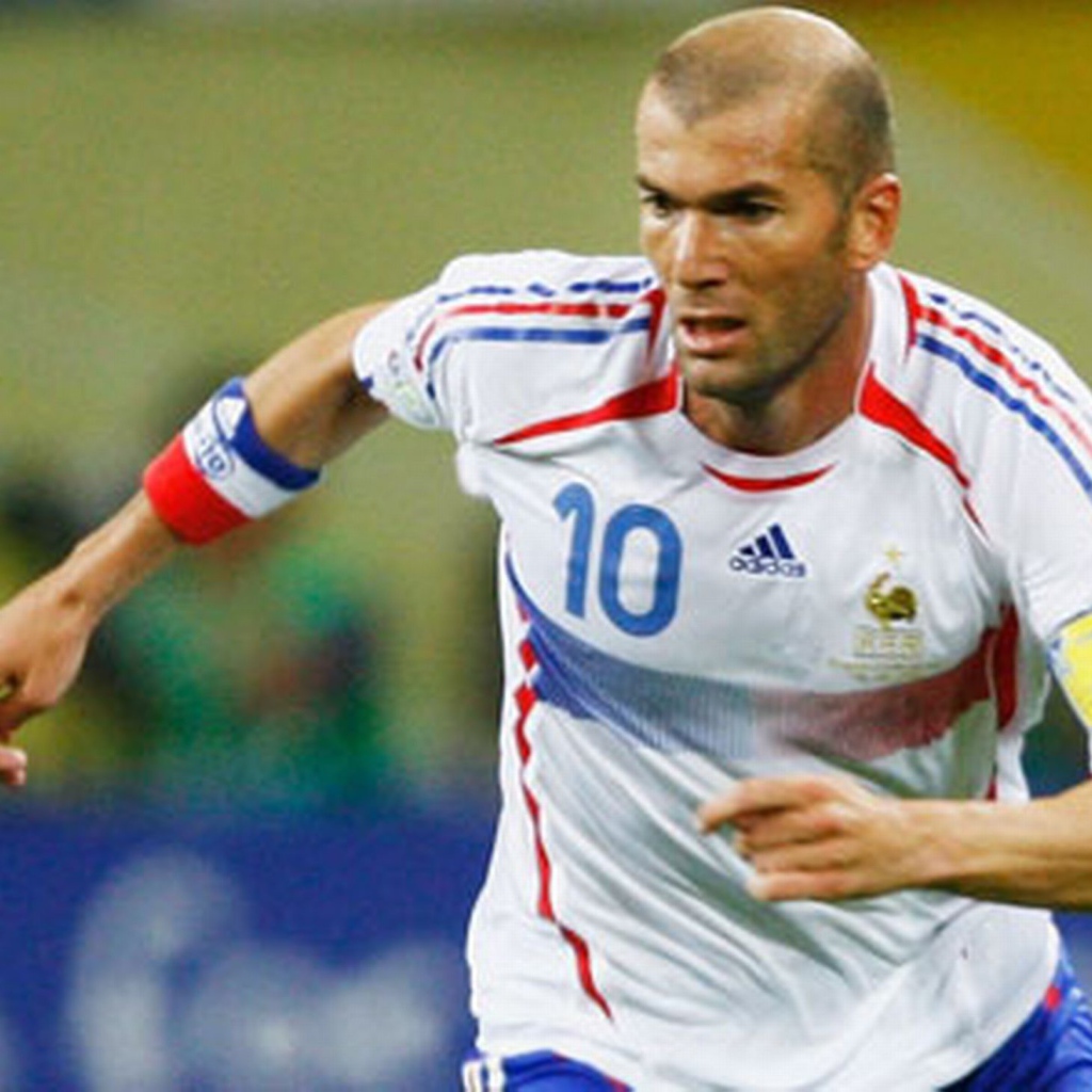 Легенда футбола Зинедин Зидан на поле