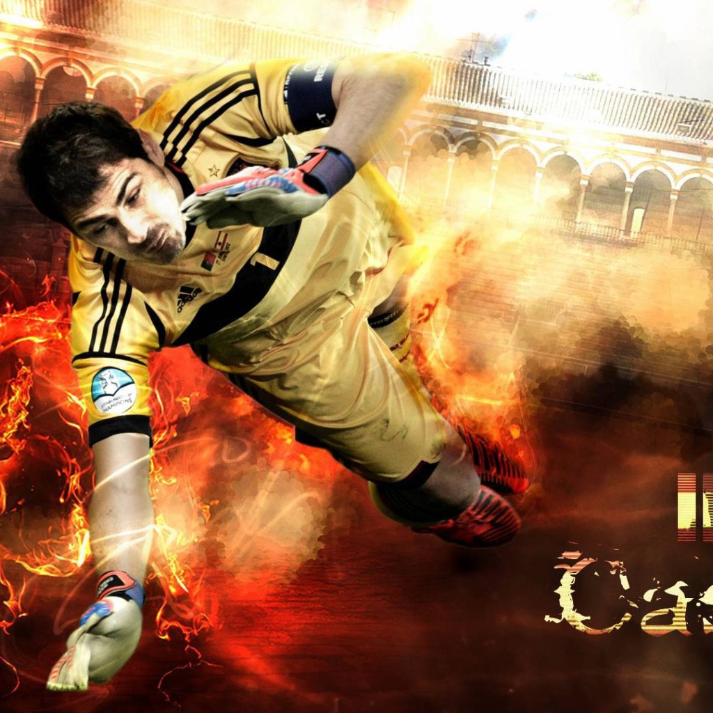 Игрок Реал Мадрида Икер Касильяс ловит мяч