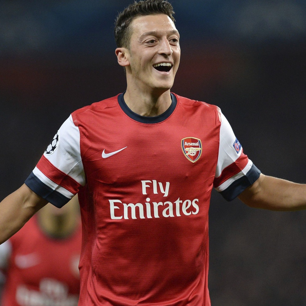 Игрок Арсенала Месут Озил радуется после победы