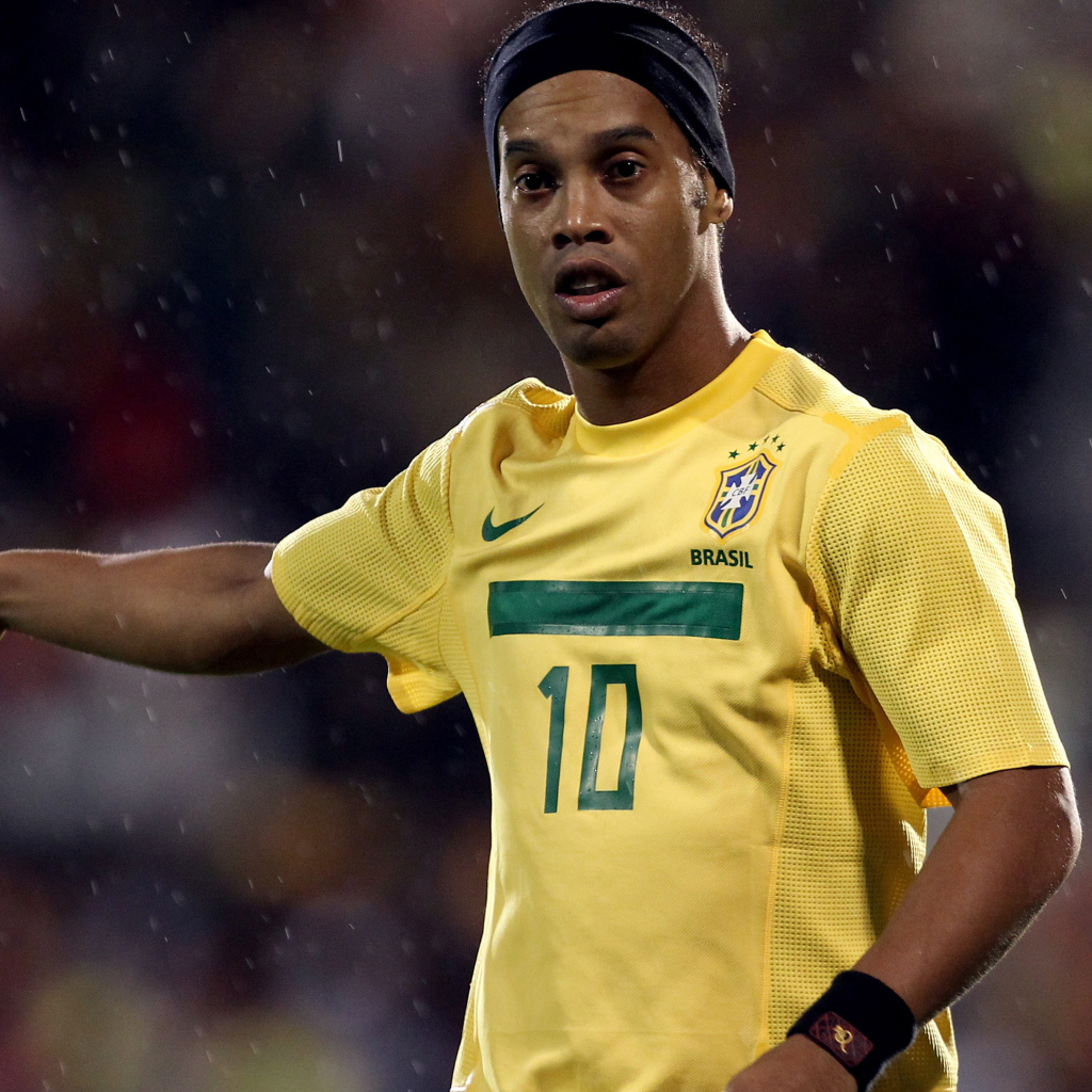 Игрок Атлетико Минейро Роналдиньо в футболке Бразилии