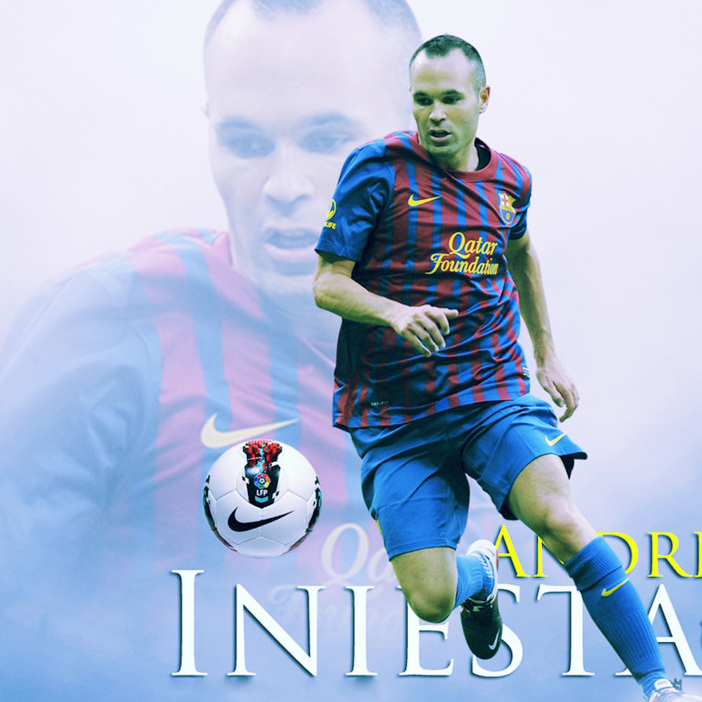 Игрок Барселоны Андрес Иньеста с мячом